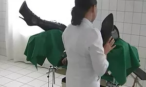Waria dan doktor. Na ...