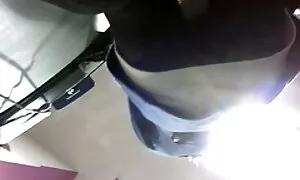 Upskirt, pantat besa ...